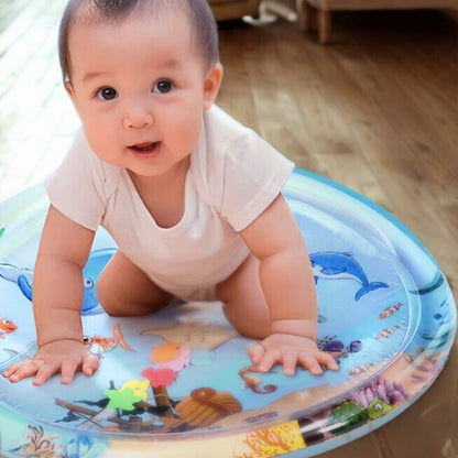 bébé heureux qui joue sur son tapis d'eau bébé