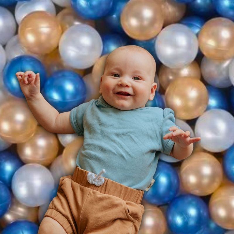 bébé heureux sur une couche de balles pour piscine