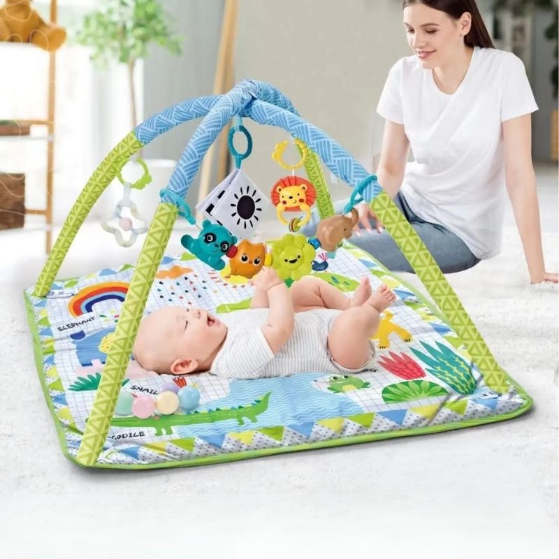 bébé joyeux avec maman sur tapis d'éveil bébé vert animaux