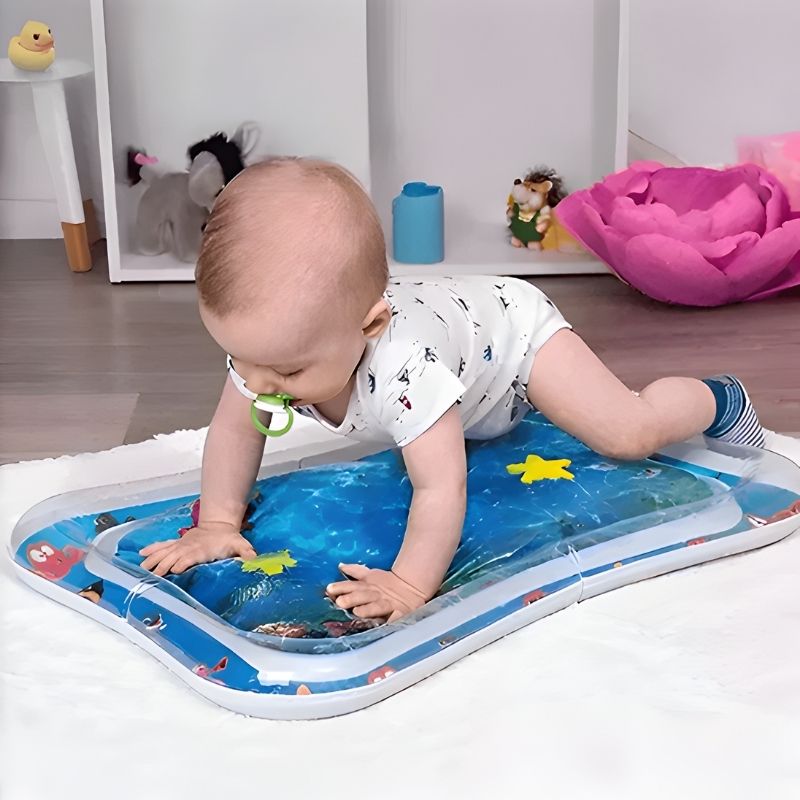 bébé joyeux de jouer avec un tapis d'eau stimulant