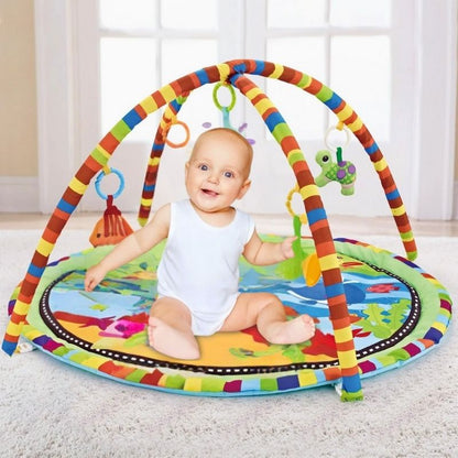 bébé joyeux sur son tapis d'éveil bébé