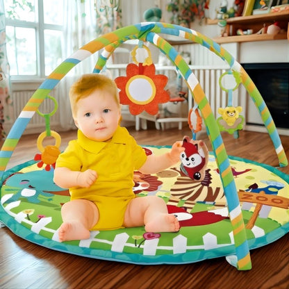 bébé maillot jaune assis sur son tapis d'éveil bébé