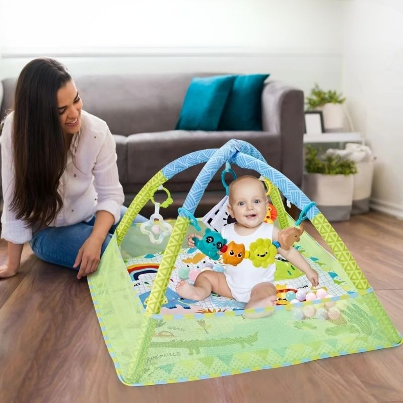 bébé souriant avec maman sur tapis d'éveil bébé vert animaux