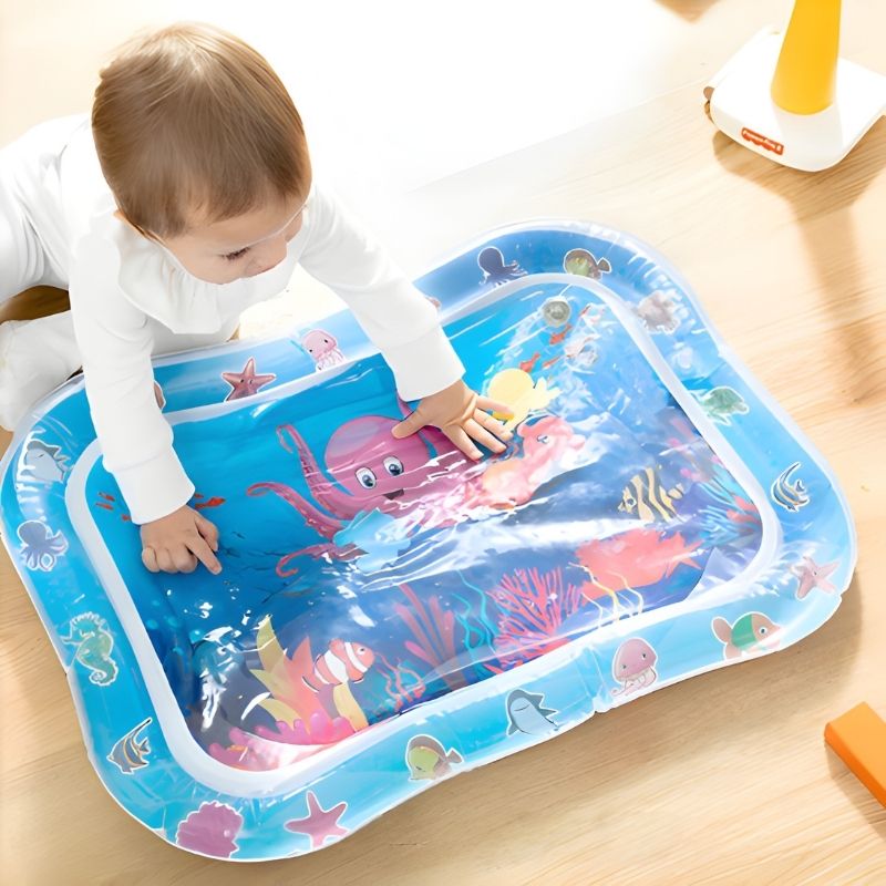 bébé stimulée par la beauté de son tapis d'eau