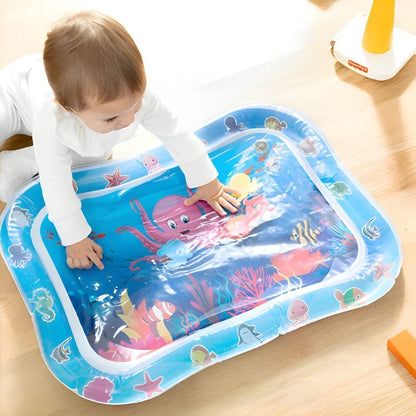 bébé stimulée par la beauté de son tapis d'eau
