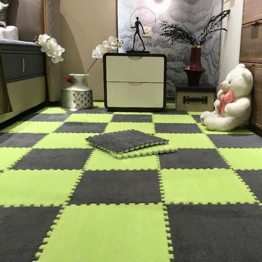 chambre d'enfant avec tapis puzzle noir et vert duveté et confortable
