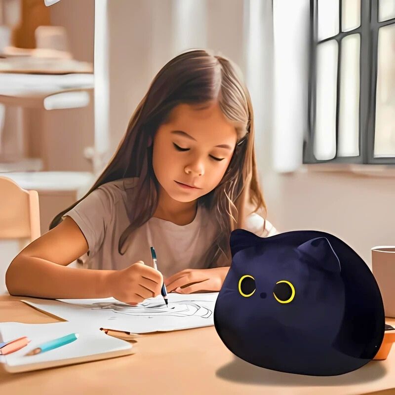 chat kawaii fille six ans dessine avec peluche chat noir
