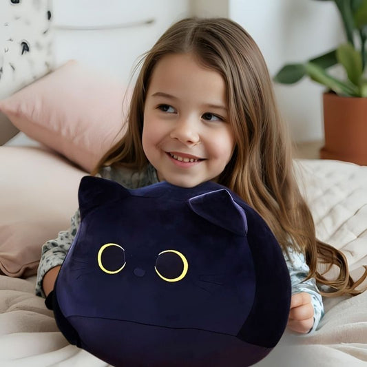 chat kawaii fillette joyeuse avec peluche chat sur son lit