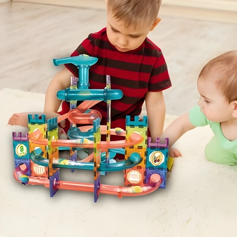 circuit de billes 2 jeunes enfant jouent avec jeu aimanté