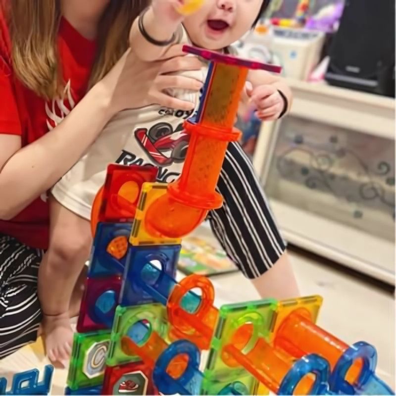 circuit de billes maman bebe joue avec jeu billes coloré