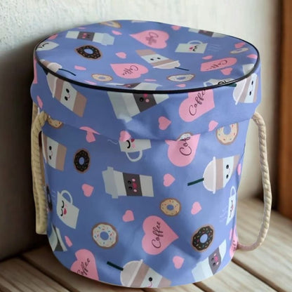 coffre a jouet bleu pour fille dans une chambre blanche