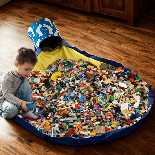 un-petit-garçon-joue-aux-lego-sur-son-tapis-de-jeu