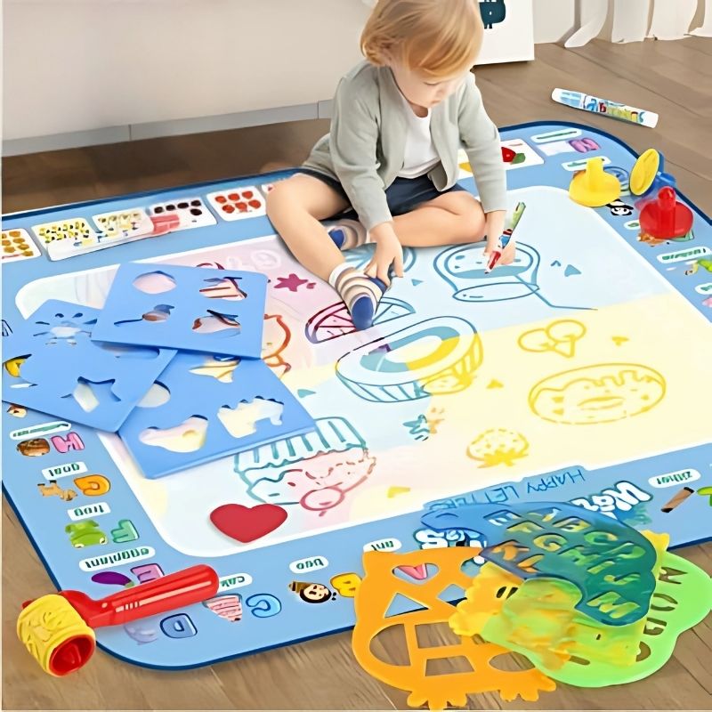 un-enfant-dessine-sur-un-tapis-colorie-avec-crayons