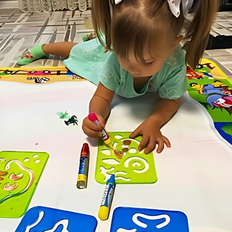une-fillette-de-3-ans-dessine-sur-le-sol