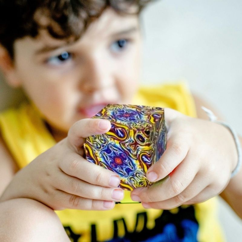 enfant-calme-qui-détend-son-esprit-avec-son-objet-anti-stress