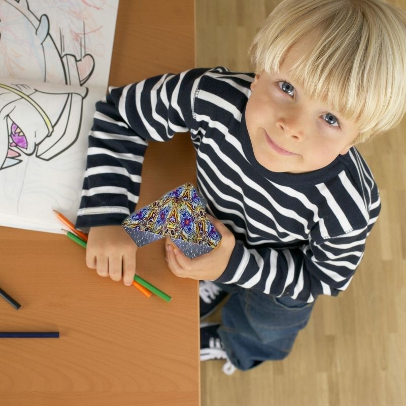 un-jeune-garçon-se-détend-en-dessinant-avec-son-cube-infini