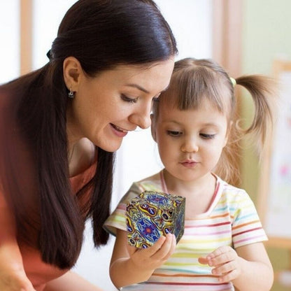 une-maman-regarde-sa-fille-tenant-un-cube-anti-stress-magnétique-dans-sa-main