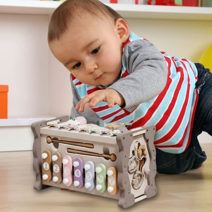cube d'éveil bébé curieux et intrigué par son jouet sensoriel