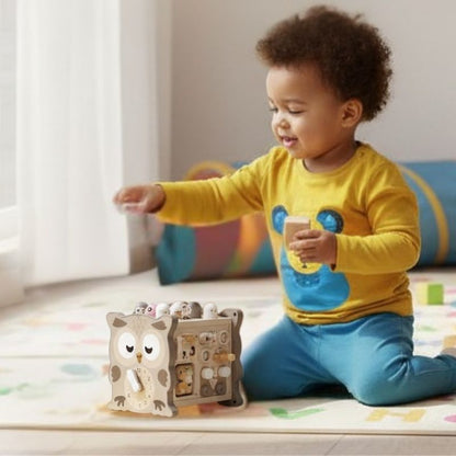 cube d'éveil bébé qui joue dans le salon portant un chandail jaune et pantalon bleu