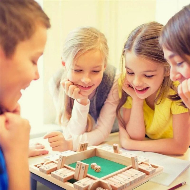 des enfants joyeux avec leur jeu de société enfant