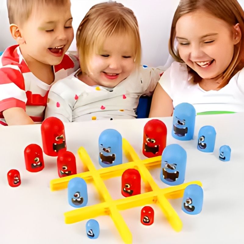 des enfants joyeux de jouer au jeu de société morpion