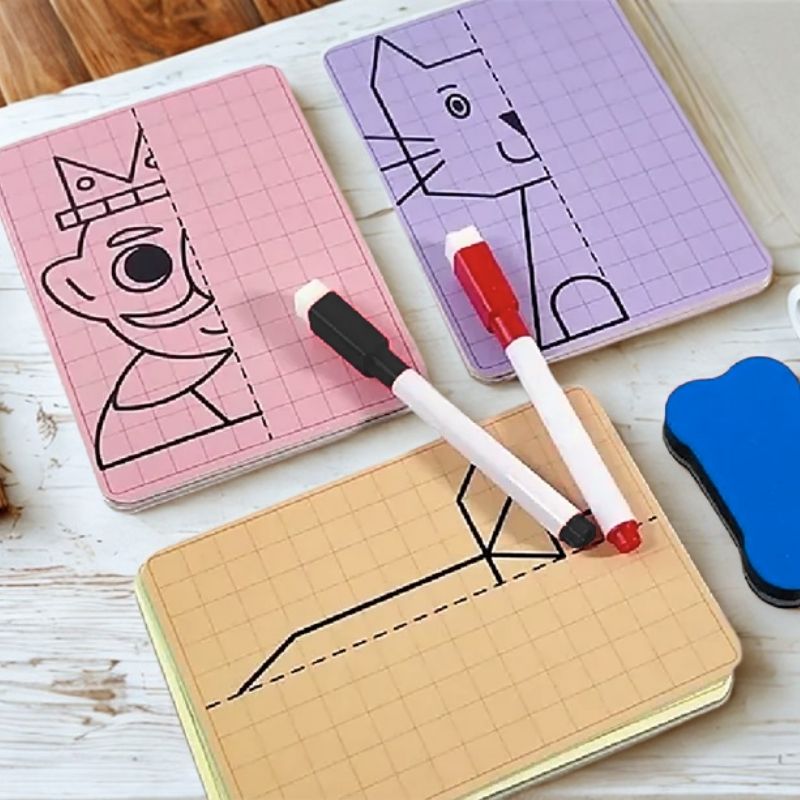 dessin facile des cartes crayons sur table bois blanc
