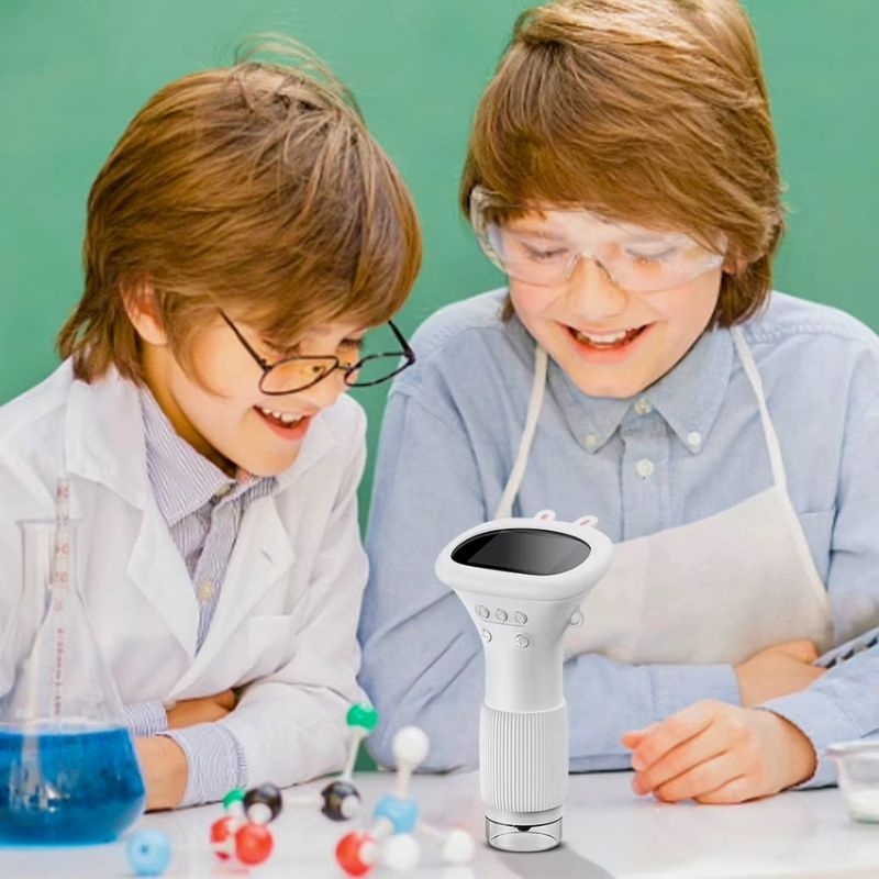deux enfant souriants avec leur nouveau microscope enfant blanc