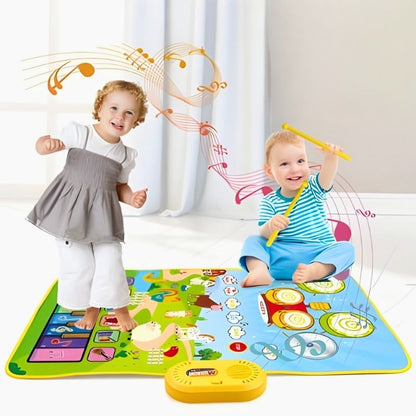 deux enfants joyeux sur leur tapis d'éveil musical