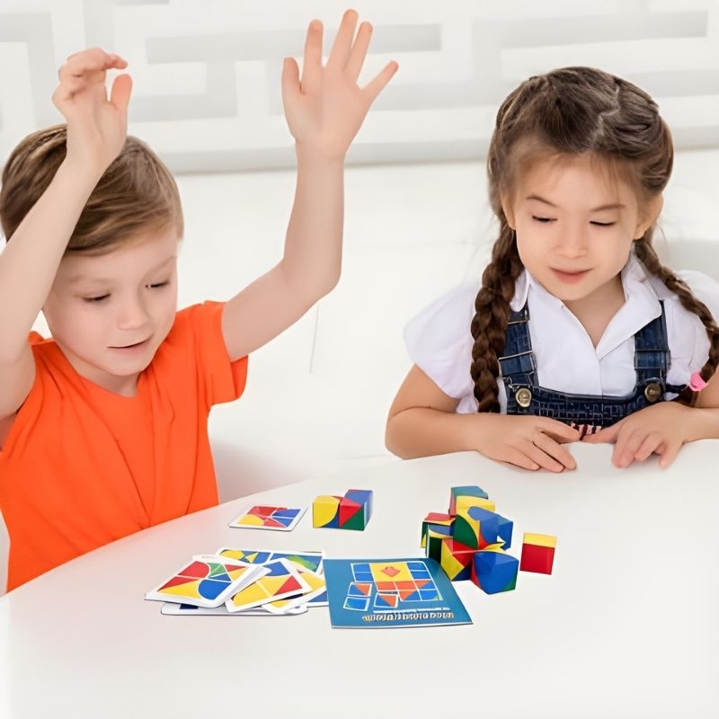 deux enfants s'amusent avec un puzzle en bois