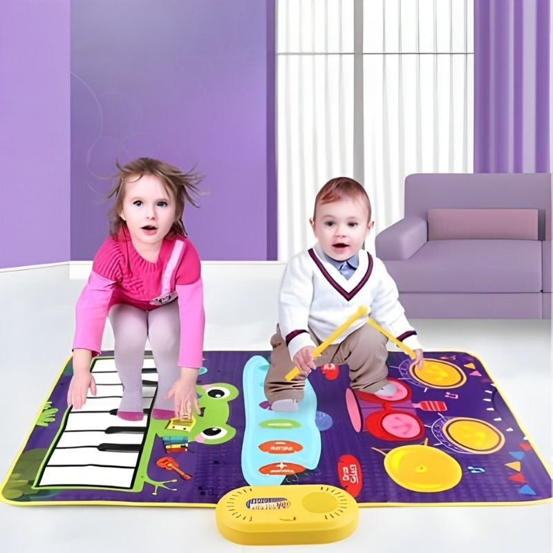 deux enfants stimulé sur leur tapis d'éveil musical