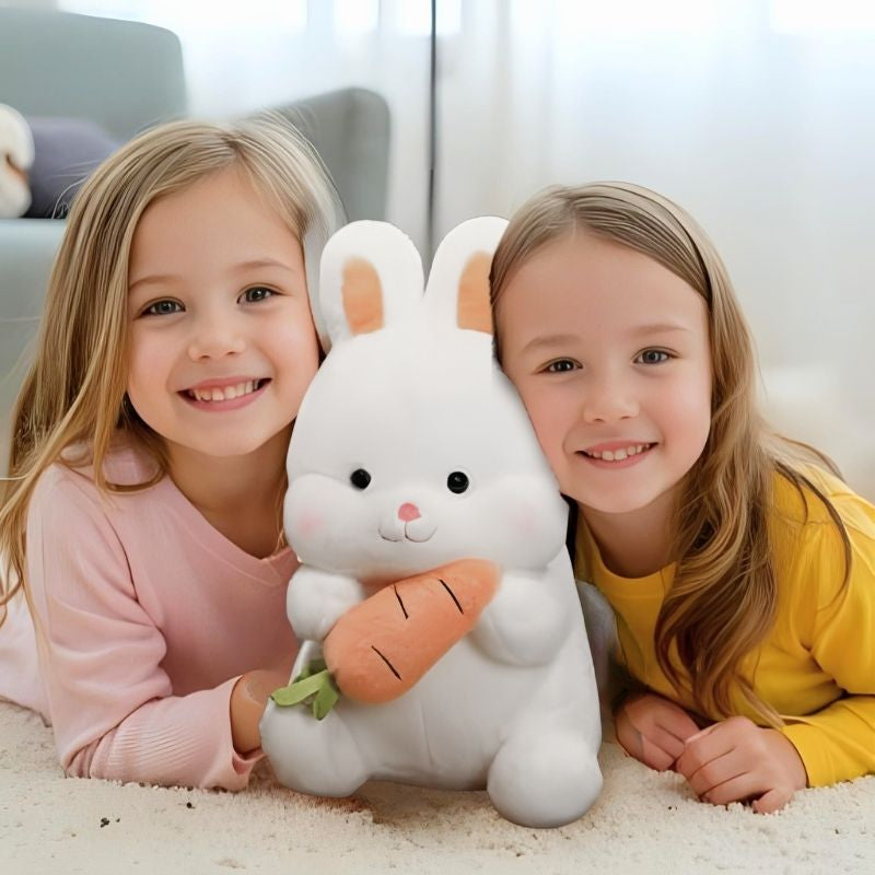 deux fillettes heureuse avec leur peluche lapin blanc