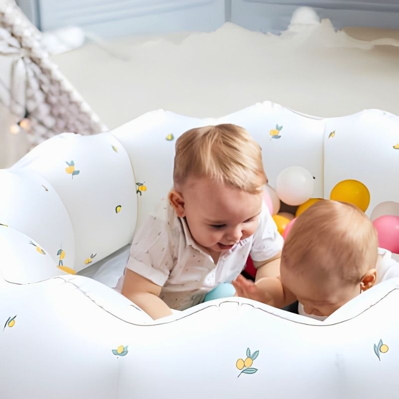 deux jeunes enfants heureux dans leur piscine a balle bebe
