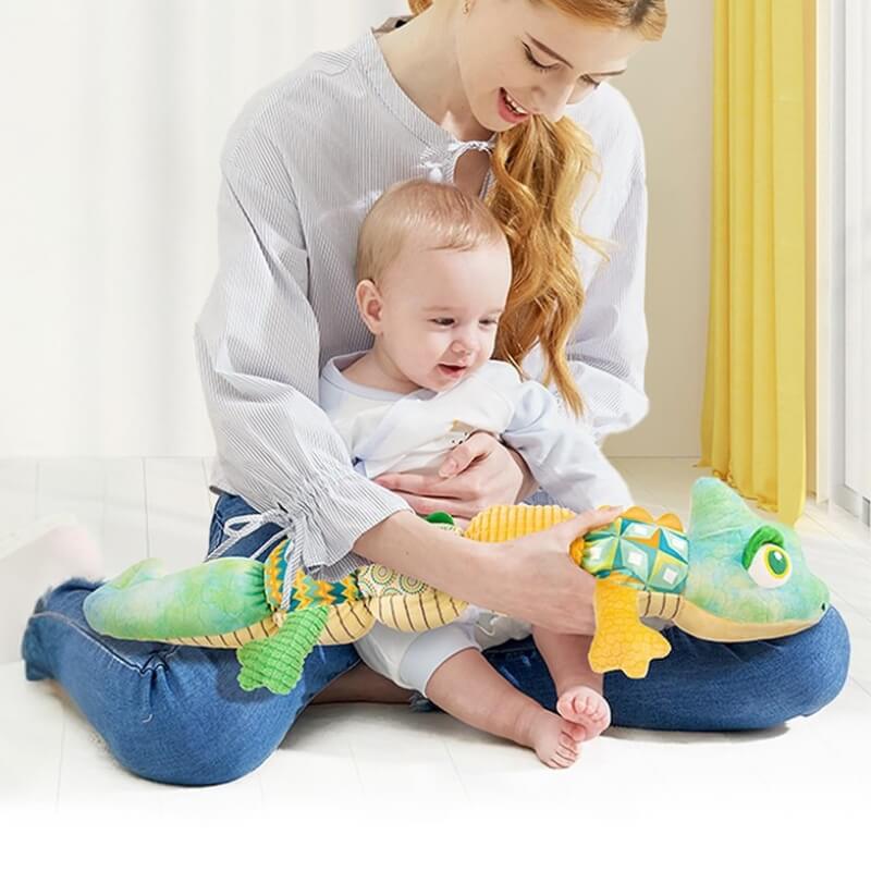 une-maman-et-son-bebe-jeureux-sur-ses-genoux-tenant-un-doudou-lezard