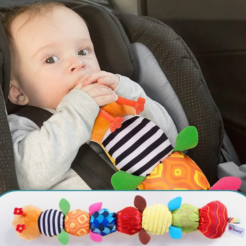 un-bebe-mord-un-doudou-en-forme-de-chenille-multicolore-dans-un-siege-debebe-en-voiture