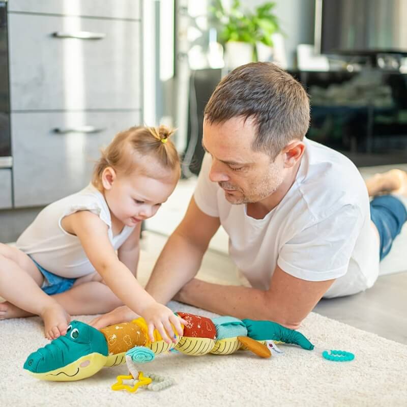 sur-le-tapis-devant-papa-et-sa-fille-heureux-de-jouer-avec