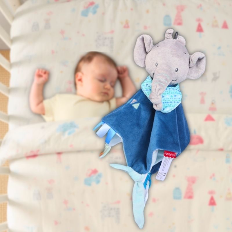 doudou elephant tout doux adorable bébé dort en arrière plan
