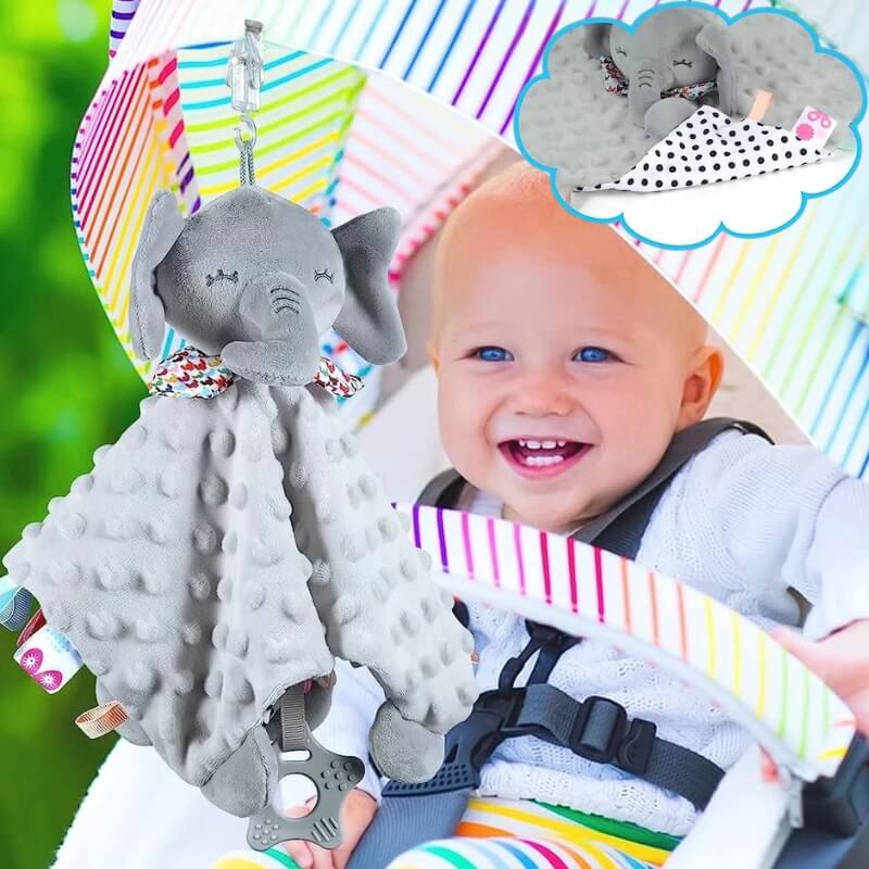 un-beau-bebe-dans-sa-poussette-avec-un-doudou-elephant-gris-accroche-au-pare-soleil