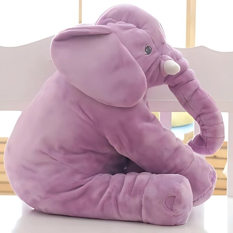 elephant-violet-soyeux-doux-assis-sur-banquette-blanche