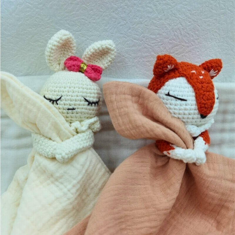 animal-crochet-blanc-et-orange-avec-tissu-cousu