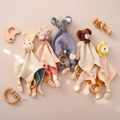 doudou-en-crochet-a-tete-d_animaux-etales-sur-une-table-avec-des-jouets-en-bois-de-chaque-cotes