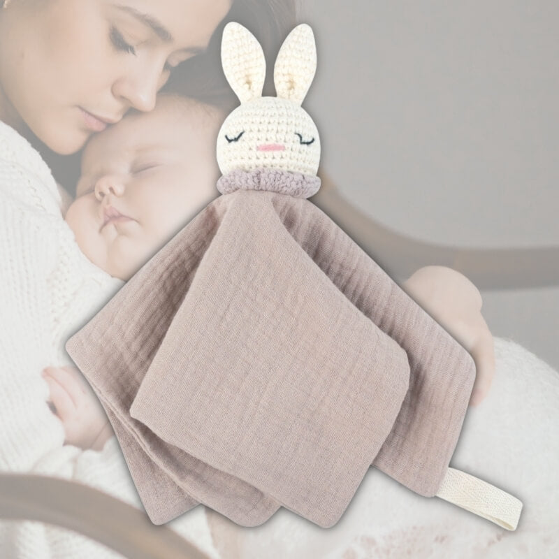 peluche-lapin-beige-avec-une-maman-et-son-bebe-qui-dorment-en-arriere-plan