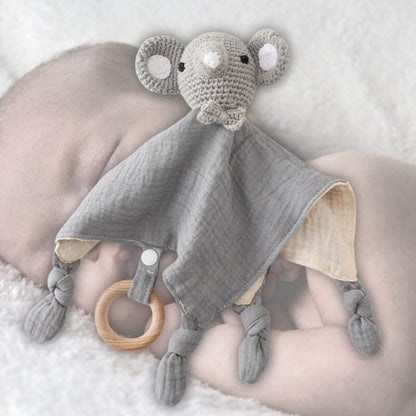 un-éléphant-en-crochet-gris-et-beige-pour-bébé