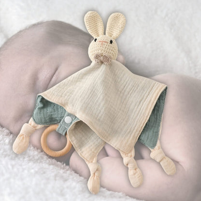 lapin-beige-tricote-avec-anneau-de-dentition-et-grelot