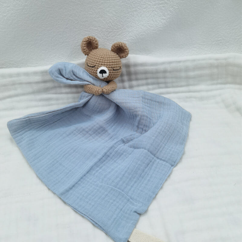 ourson-en-peluche-tricote-avec-couverture-bleue