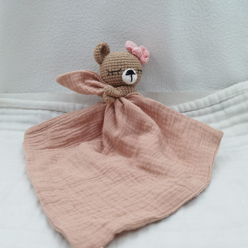 un-joli-ourson-tricote-avec-boucle-rose