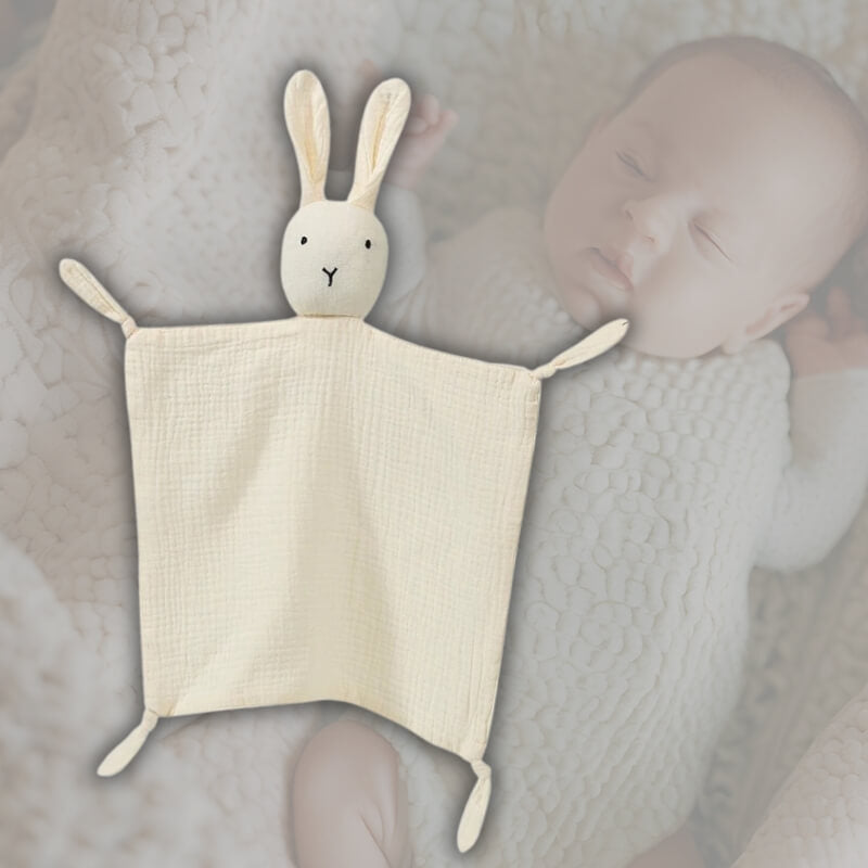 doudou-lapin-blanc-devant-un-beau-bebe-qui-dort-bieen-sur-son-lit