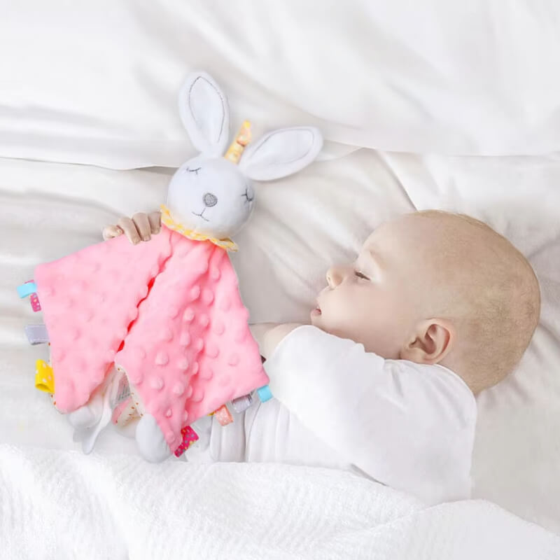 doudou-lapin-dans-les-bras-d_un-beau-bebe-blond-qui-fait-dodo-dans-son-lit-aux-draps-blancs