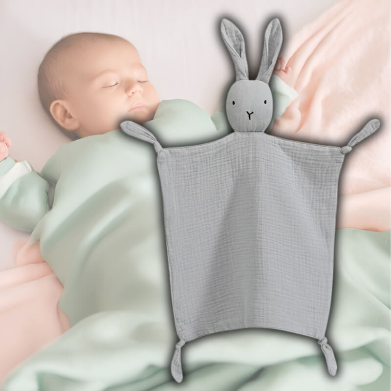 doudou-lapin-gris-avec-un-joli-bebe-qui-dort-sur-le-dos-dans-son-lit