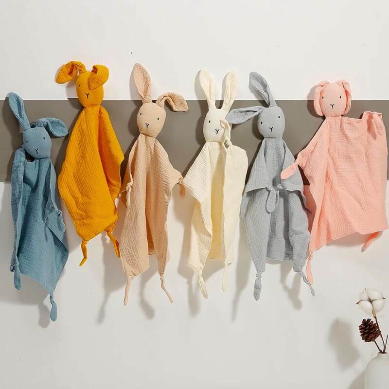 doudous-lapins-pour-bebe-etales-au-mur-demontrant-l_eventail-de-couleurs-disponibles