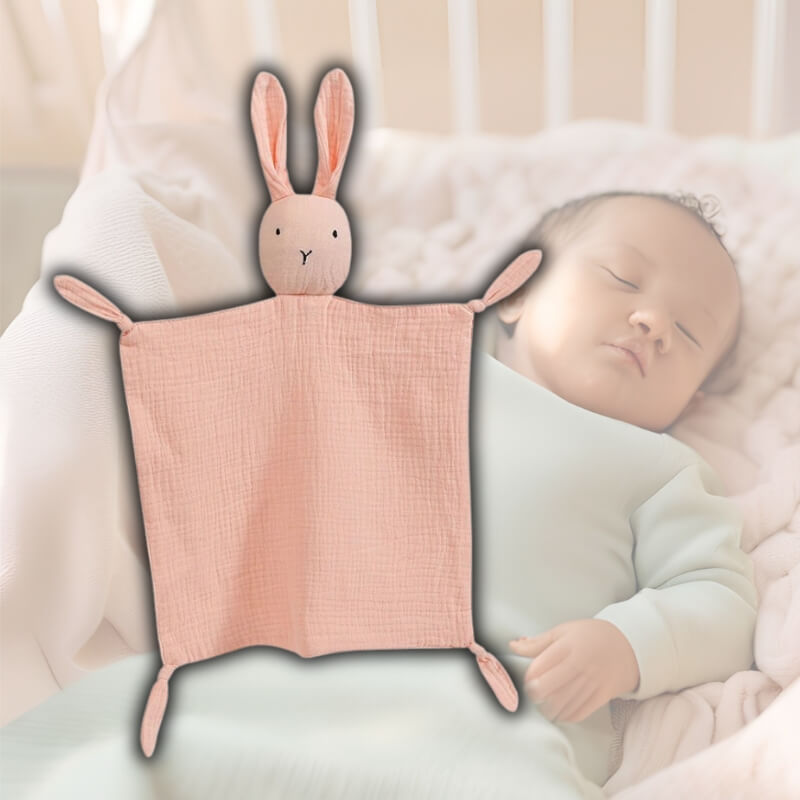 doudou-lapin-rose-un-bebe-dort-dans-son-berceau